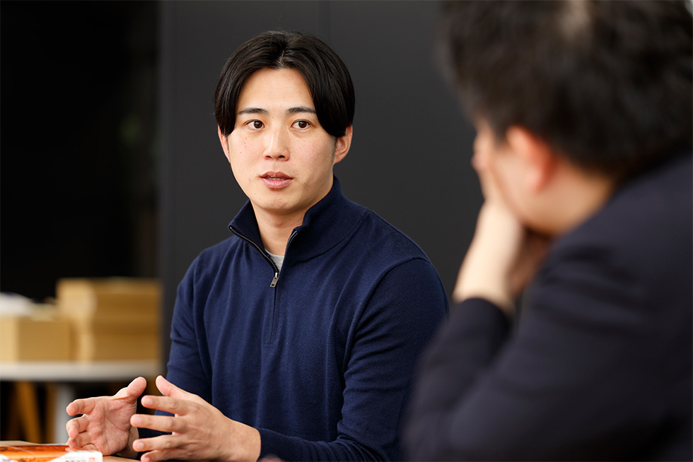「特に今のSNSのアルゴリズムは、企業アカウントにとって不利な状況にある」とホットリンクの増岡宏紀氏