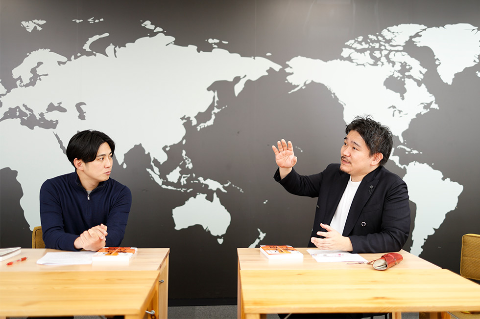 ホットリンクの増岡宏紀氏（写真左）と、EVERRISE 執行役員CMO／株式会社コモレビ CDOの松本健太郎氏（同右）