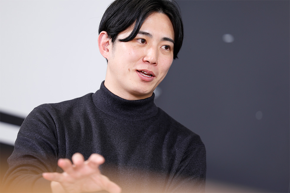 増岡氏は著書で、活発に動いている既存のコミュニティにお邪魔する=「巨人の肩」に乗ることで、自然に認知を獲得し、ユーザーの発話を生み出す手法について解説