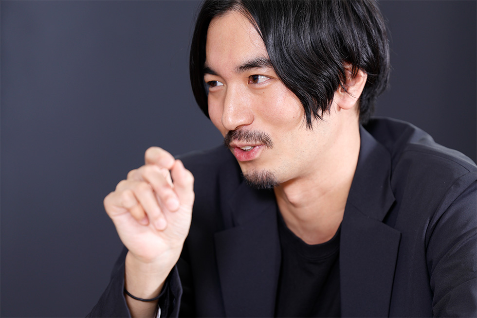 田岡氏。著書『急成長企業だけが実践するカテゴリー戦略』（クロスメディア・パブリッシング）は「実務者が選ぶマーケティング本大賞2025」で大賞を獲得