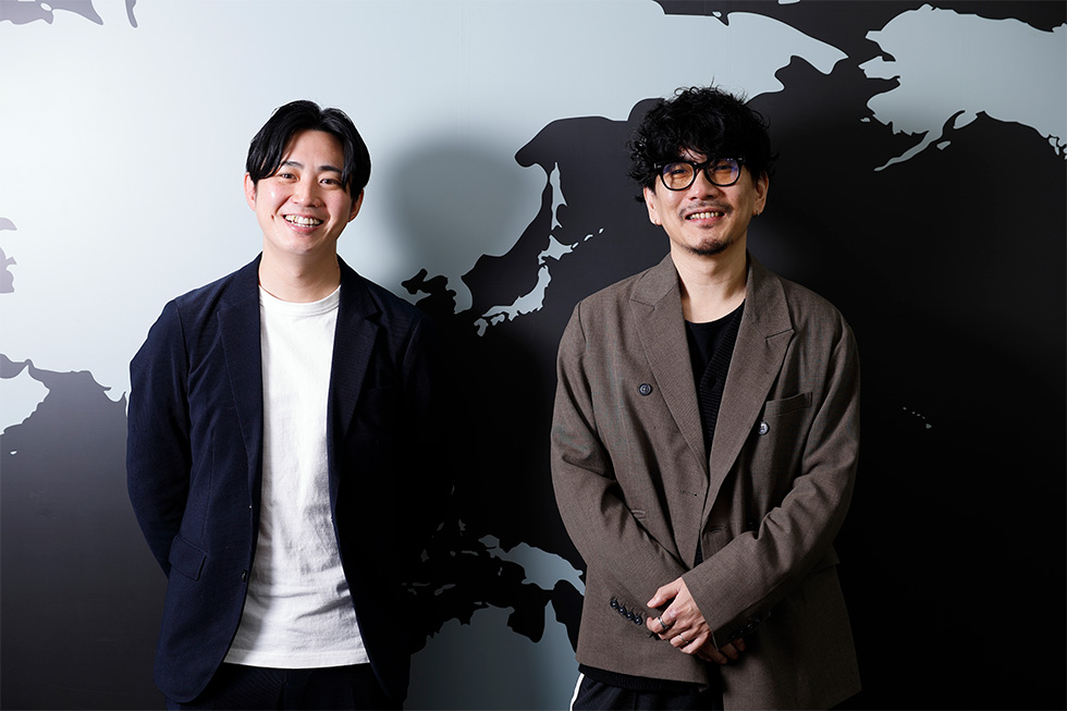 マテリアルデジタル取締役の川端康介氏（写真右）と、ホットリンクの増岡宏紀氏（同左）