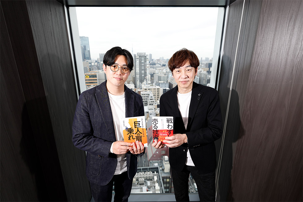 北の達人コーポレーションの木下勝寿氏（写真右）と、ホットリンクの増岡宏紀氏（同左）