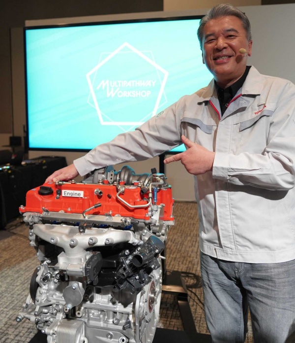 トヨタ副社長兼最高技術責任者(CTO)の中嶋裕樹氏と排気量2.0Lの新エンジン。サイズを既存のエンジンよりも小さくした(写真:日経Automotive)