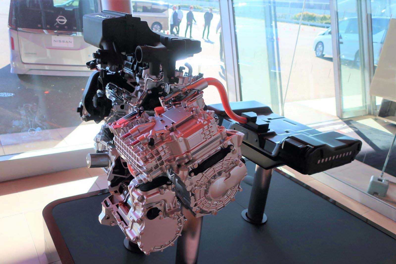 セレナのe-POWERシステム。専用設計したエンジンを採用（写真：日経Automotive）
