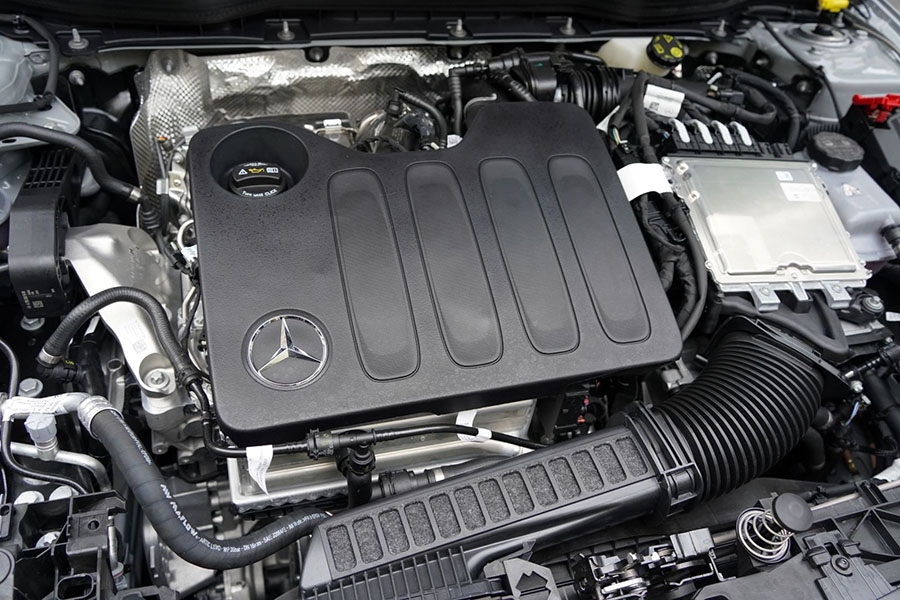 CLAのエンジンルームの様子。吉利と共同開発したエンジンが横置きに鎮座する(写真:日経Automotive)