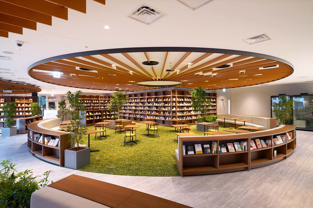 会場の「Book Lounge Kable」。多くの書籍と、大きな植栽を配した緑あふれる癒しの空間、カジュアルレストランを融合させた新しいブックラウンジ(写真提供:Book Lounge Kable) 会場の「Book Lounge Kable」。多くの書籍と、大きな植栽を配した緑あふれる癒しの空間、カジュアルレストランを融合させた新しいブックラウンジ(写真提供:Book Lounge Kable)