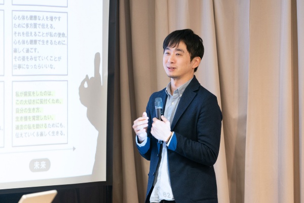 <span class="fontBold">梅田悟司(うめだ さとし)/コピーライター、コミュニケーション・ディレクター、武蔵野大学アントレプレナーシップ学部教授</span><br>1979年生まれ。上智大学大学院理工学研究科修了。電通にて国内外の広告賞・マーケティング賞、グッドデザイン賞や観光庁長官表彰などを受ける。CM総合研究所が選出するコピーライタートップ10に2014~18年の5年連続で選出。主な仕事に、ジョージア「世界は誰かの仕事でできている。」。TVドラマのコミュニケーション・ディレクターや、ベンチャー企業のコミュニケーション戦略立案なども行う