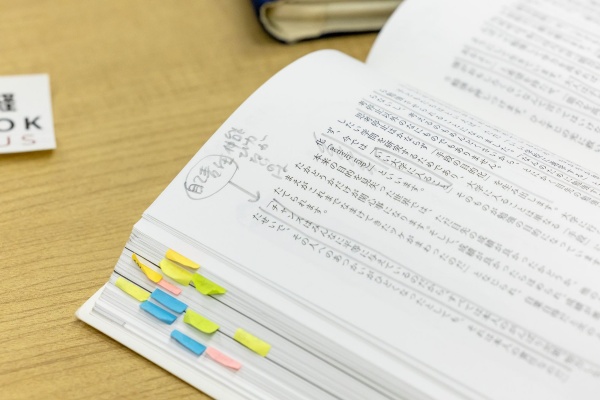 気になったポイントに付箋を貼ったり、書き込んだり、みっちり「予習」をしてきた参加者も