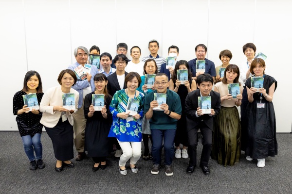 終了後に日経BOOKプラス編集部員や書籍編集者と共に記念撮影