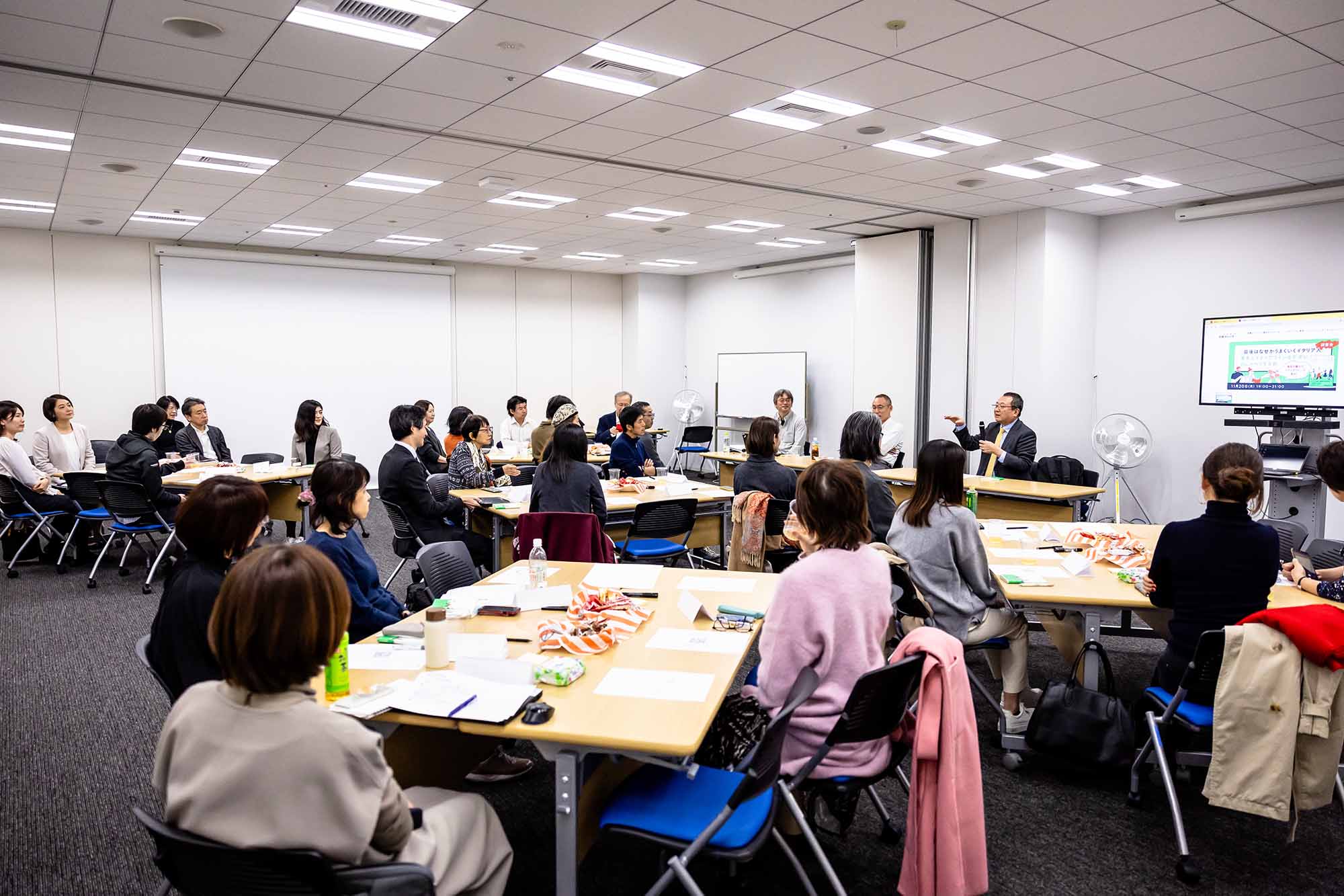 5つのテーブルに各5～6人が着席。宮嶋さんのトークとワイン、本の楽しみを堪能した