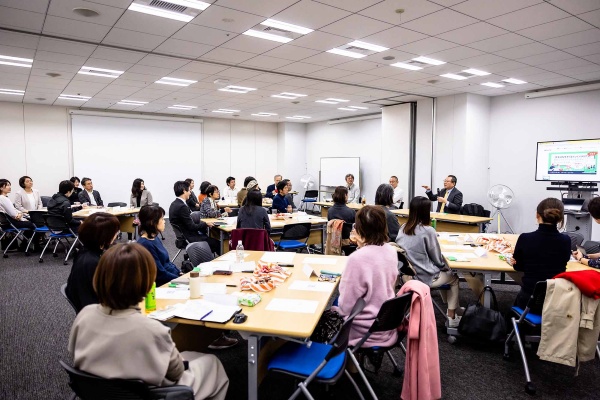 5つのテーブルに各5~6人が着席。宮嶋さんのトークとワイン、本の楽しみを堪能した