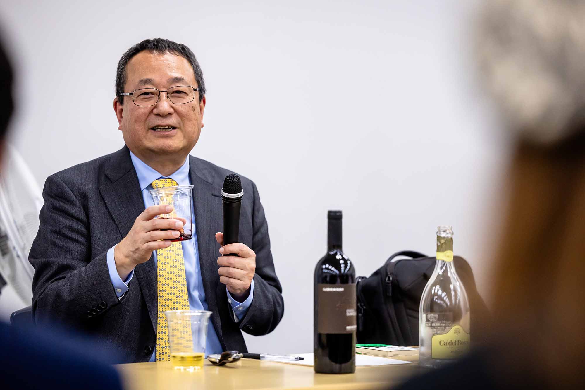 ワインを解説する宮嶋さん
