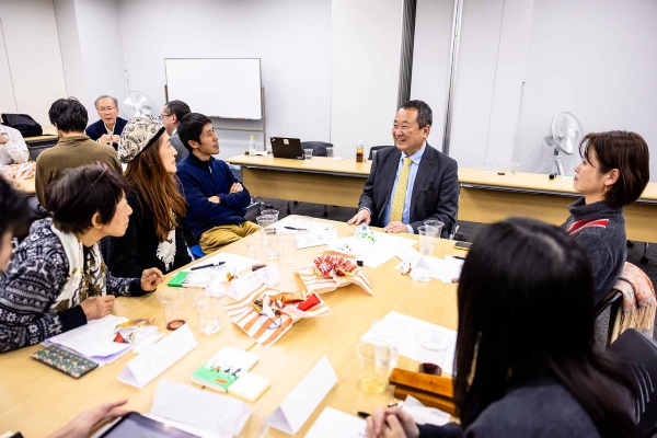 宮嶋さんはすべてのテーブルを回って、参加者と懇談。各テーブルには日経BOOKプラスの編集部員や書籍編集者らがファシリテーターとして参加した