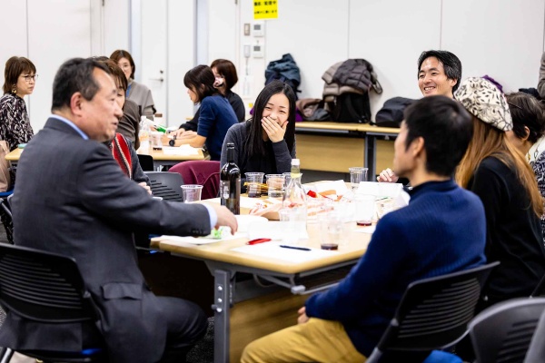 イタリアにいつか行ってみたいという人や留学経験者など、参加者のイタリアとの接点は様々。ミラノの企業と仕事をしている参加者からは、「納期もきっちりしているし製造の過程もオープンに見せてくれる、製造業は職人肌でむしろ本の内容が意外だったくらい」という報告も