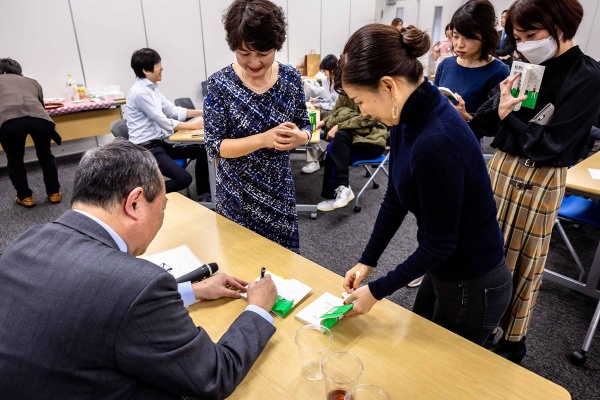終了後は即席のサイン会に