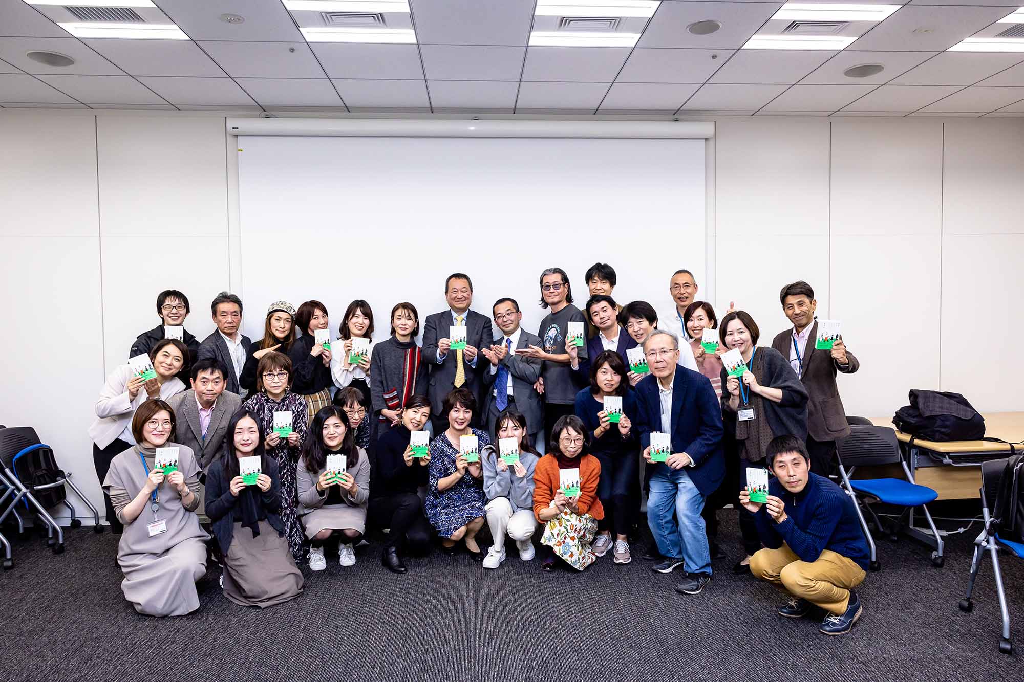 参加者で集合写真をパチリ。「学生の頃、映画や読んだ本について語り合ったことを思い出しました」「宮嶋先生の話を伺えて感動！」「1つの本をテーマにこんなに楽しく共感できるんだと思いました」などの声が寄せられた
