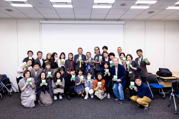 参加者で集合写真をパチリ。「学生の頃、映画や読んだ本について語り合ったことを思い出しました」「宮嶋先生の話を伺えて感動!」「1つの本をテーマにこんなに楽しく共感できるんだと思いました」などの声が寄せられた