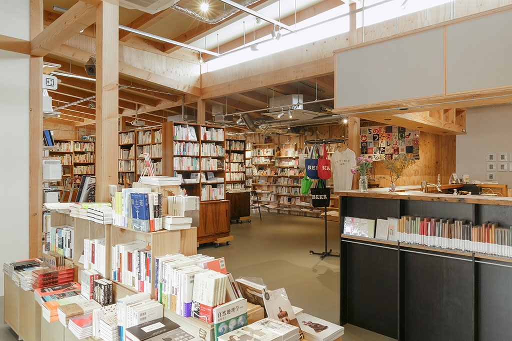 本屋B＆Bは、ビール片手に本選びが楽しめる「街の本屋さん」として2012年にオープン（「B＆B」とは「Book」＆「Beer」の略）。連日、数多くのイベントを開催しています